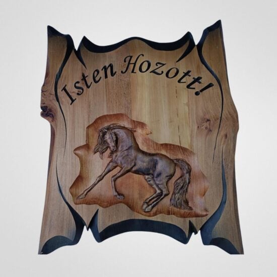 Placă din lemn rustic cu un cal care galopează