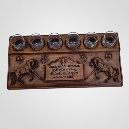 Calul alergător care oferă coniac