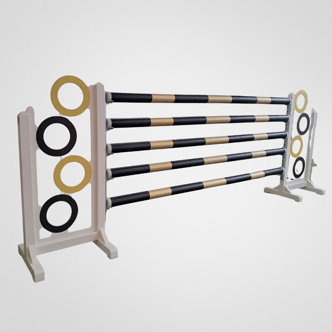 Holzschranke mit goldenen Streifen