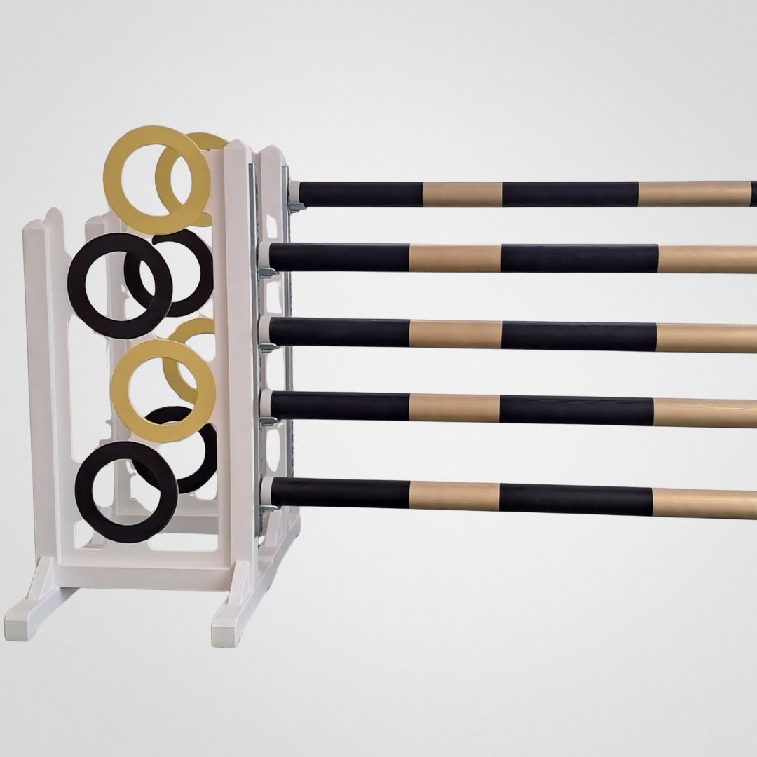 Holzschranke mit goldenen Streifen