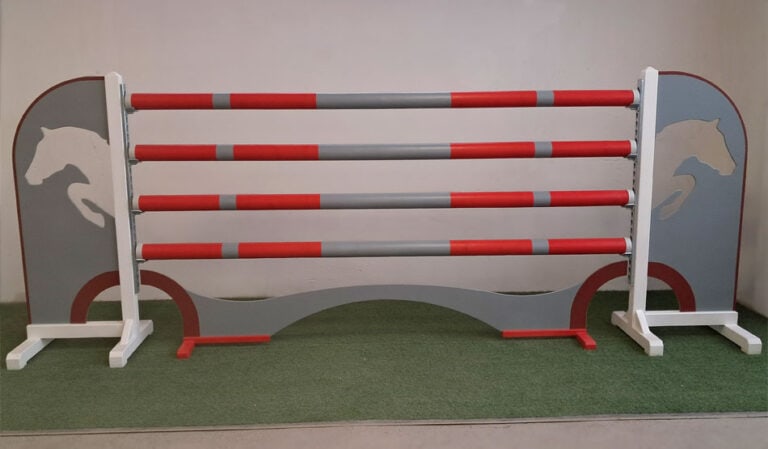 fából készült lovas akadály